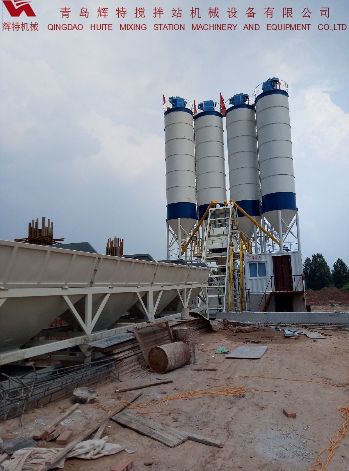 輝特攪拌站HZS75特別適合于干硬性、半干硬性混凝土的生產(chǎn)