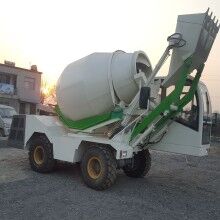 江西瑞昌3-6立方攪拌運(yùn)輸車混凝土攪拌車自動上料稱重